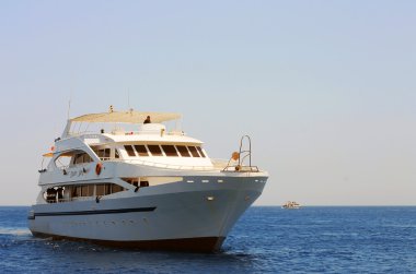 Beyaz gemi kırmızı deniz yoluyla taşıma