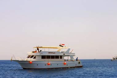 Akdeniz tarafından hareketli beyaz gemi