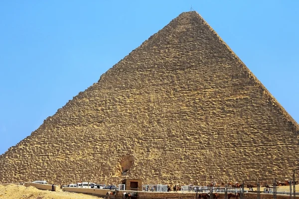 Cheops 和 chefre 在埃及沙漠中的金字塔 — 图库照片