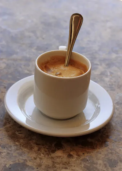 Chávena branca de café com uma colher — Fotografia de Stock