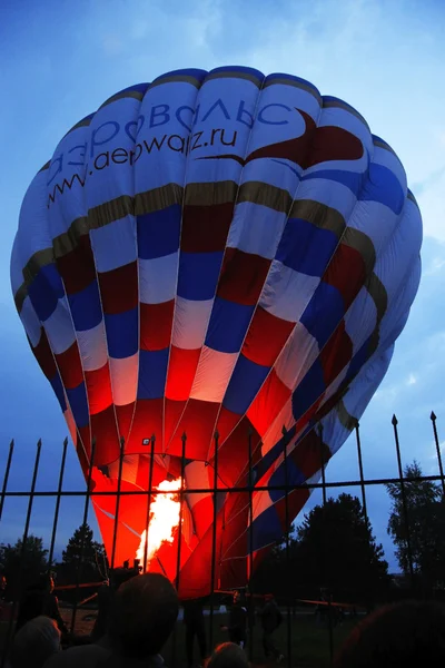 Meleg levegő ballonnal kezdenek repülni az esti égen — Stock Fotó