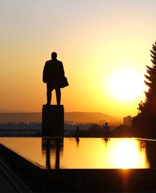 Lenin'in Meydanı. Lenin'in Anıtı ve fontain gözyaşı
