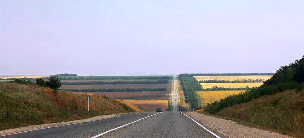 Estrada larga e montanha. Norte do Cáucaso viagens . — Fotografia de Stock