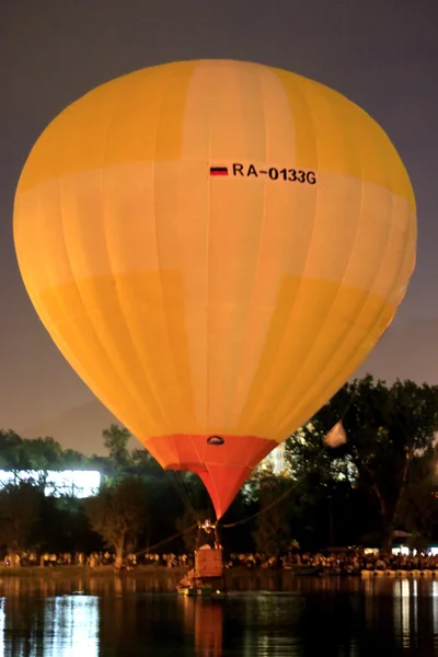 Varm luft ballong landning på sjön — Stockfoto