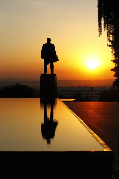 Lenin'in Meydanı. Lenin'in Anıtı ve fontain gözyaşı — Stok fotoğraf