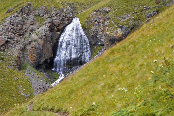 Cachoeira Tranças Girlish entre as montanhas do Norte do Cauca — Fotografia de Stock