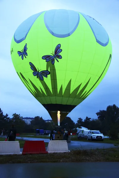 Varm luft ballong börjar flyga i kvällshimlen — Stockfoto