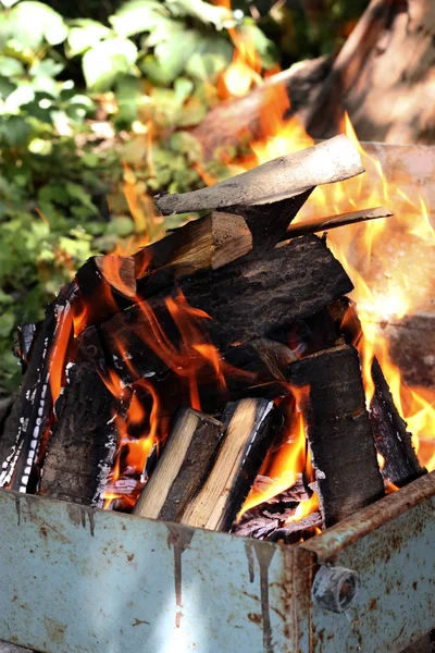 Εξωτερική καύση φωτιά στον κήπο το καλοκαίρι — Φωτογραφία Αρχείου