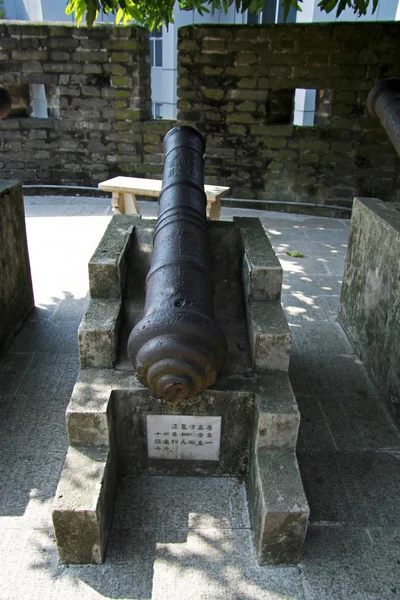 Oude kanon in de chinese museum buiten — Stockfoto