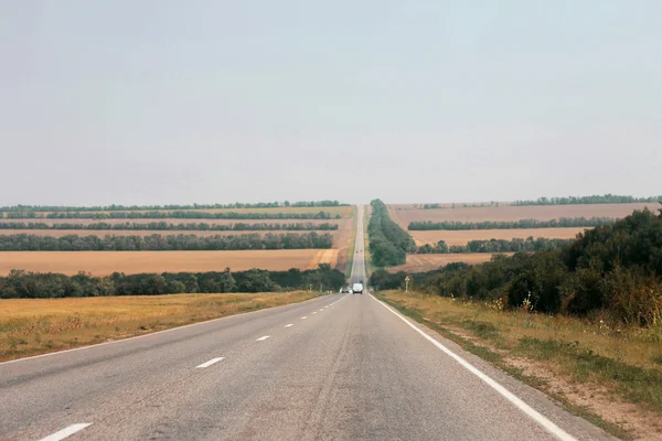 Ampia autostrada e montagna. Caucaso settentrionale viaggi . — Foto Stock