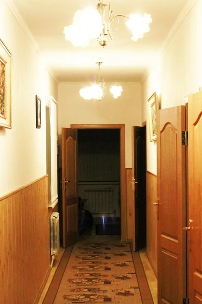 Hallway with doors in the small hotel — Stock Photo, Image