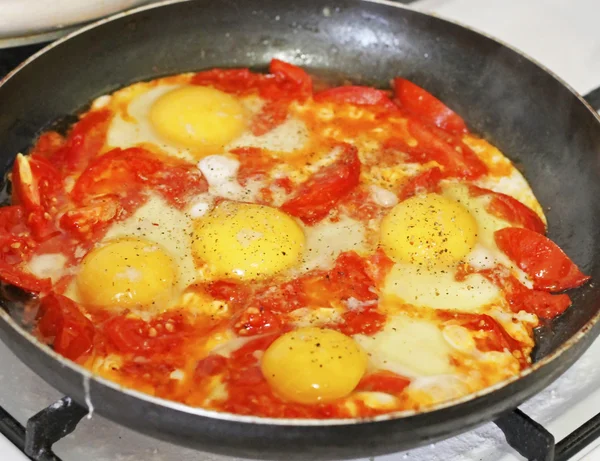 Huevos fritos con tomate en la sartén —  Fotos de Stock