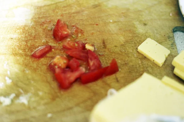 Plasterki pomidora i ser na drewno gotowanie zarządu — Zdjęcie stockowe
