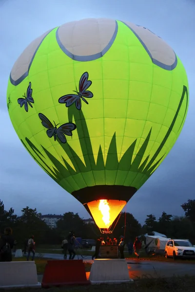 Globo de aire caliente que comienza a volar en el cielo nocturno —  Fotos de Stock