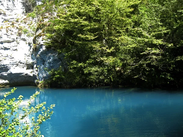 Pequeno lago azul no meio das montanhas do Cáucaso — Fotografia de Stock