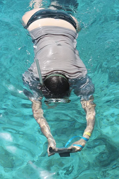 Femme photographe plongeant dans l'eau de la mer Rouge — Photo