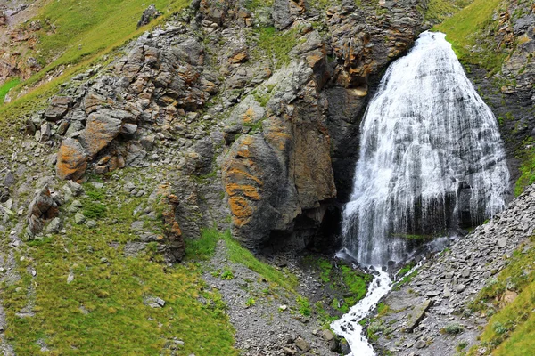 Cascata Girlish trecce tra le montagne del Cauca settentrionale — Foto Stock