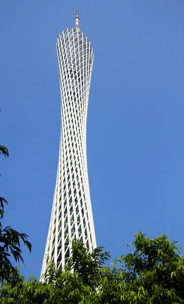 Cantón Torre bajo el cielo azul en Guangzhou — Foto de Stock