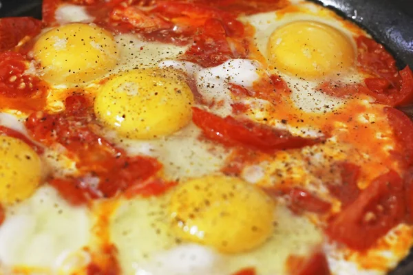 Huevos fritos con tomate en la sartén —  Fotos de Stock
