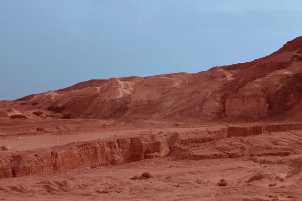 Un désert d'Israël et un ciel nuageux et orageux — Photo