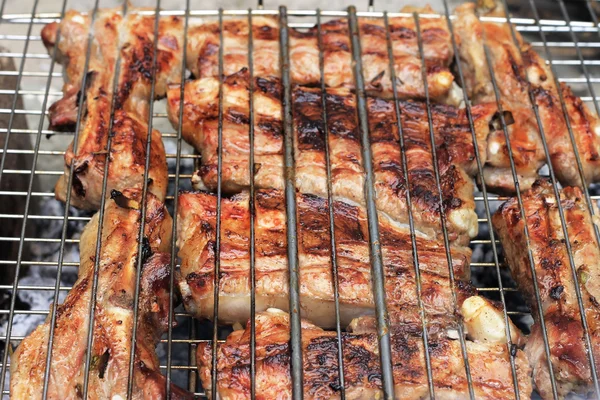 Grill am Lagerfeuer und Kohlen gebraten — Stockfoto