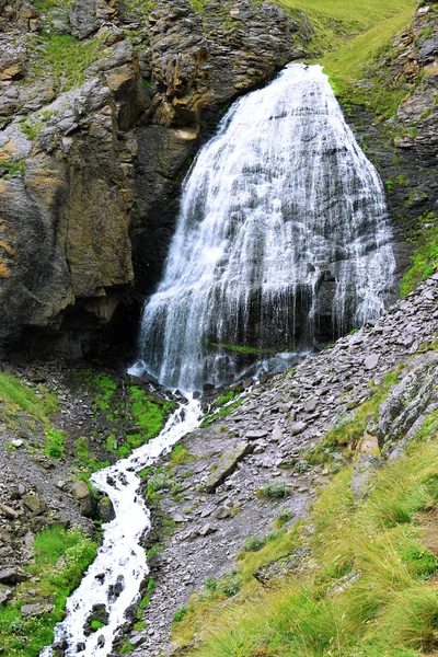 Wasserfall mädchenhafte Zöpfe zwischen den Bergen des nördlichen Cauca — Stockfoto