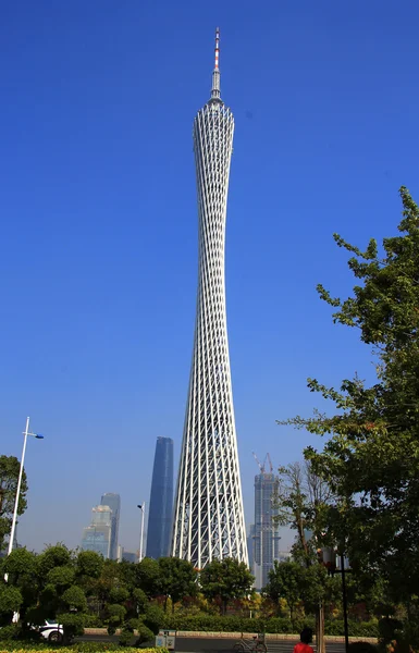 Guangzhou mavi gökyüzünün altında Kanton Kulesi