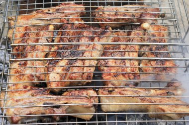 şenlik ateşi ve kömürlerin üzerinde kızarmış Barbekü