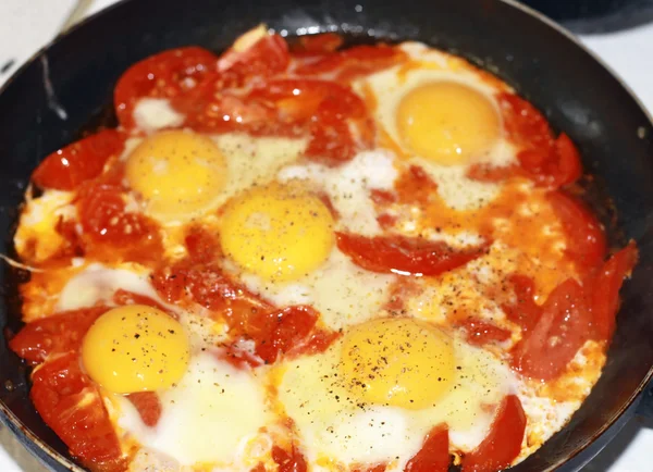 Huevos fritos con tomate en la sartén — Foto de Stock