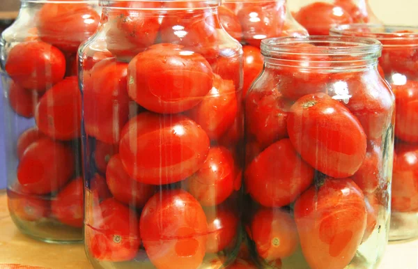 Pomodori gustosi pronti per essere inscatolati in barattolo di vetro — Foto Stock