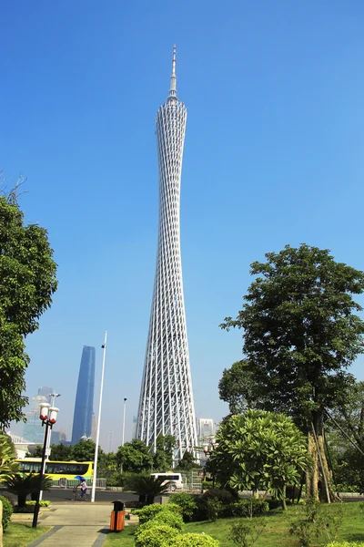Guangzhou mavi gökyüzünün altında Kanton Kulesi