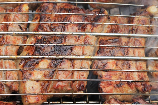 Churrasco frito na fogueira e carvão — Fotografia de Stock