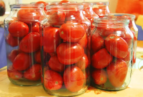 Cam kavanoza lezzetli domates konserve için hazır — Stok fotoğraf