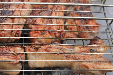 şenlik ateşi ve kömürlerin üzerinde kızarmış Barbekü