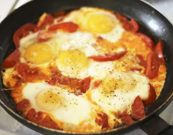 Huevos fritos con tomate en la sartén —  Fotos de Stock