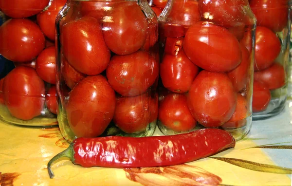 Sabrosos tomates listos para enlatar en frasco de vidrio — Foto de Stock