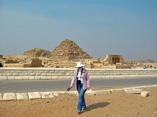 사막의 이집트 기자의 피라미드 — 스톡 사진