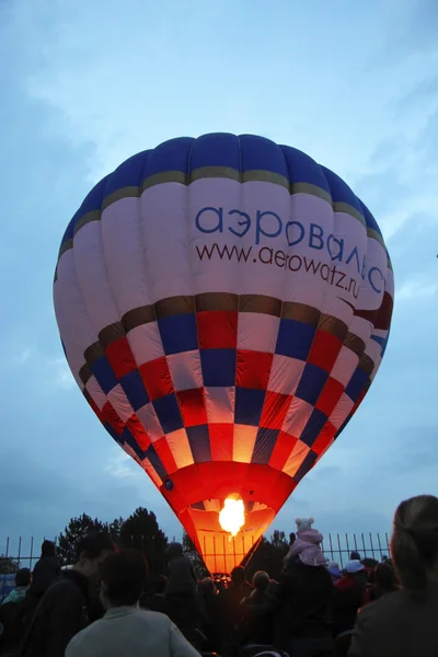 Ballon à air chaud qui commence à voler dans le ciel du soir — Photo