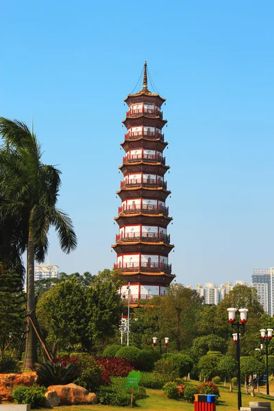 Altı banyan ağaçları Tapınağı pagoda çiçek — Stok fotoğraf