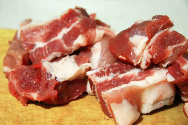 Daging babi segar di meja kayu — Stok Foto
