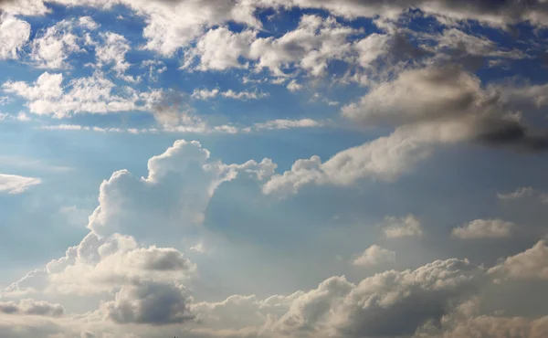 Cielo soleggiato e nuvole blu — Stockfoto