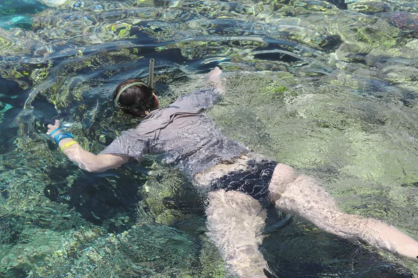 Fotografin taucht ins Wasser des Roten Meeres — Stockfoto