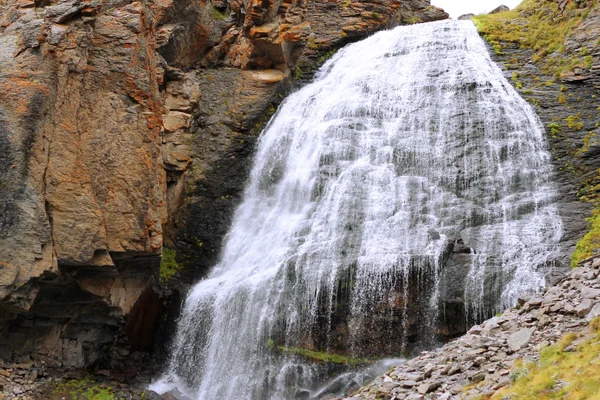 Wasserfall mädchenhafte Zöpfe zwischen den Bergen des nördlichen Cauca — Stockfoto