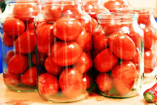 Tomates savoureuses prêtes à être mises en conserve dans un bocal en verre — Photo