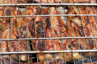 şenlik ateşi ve kömürlerin üzerinde kızarmış Barbekü