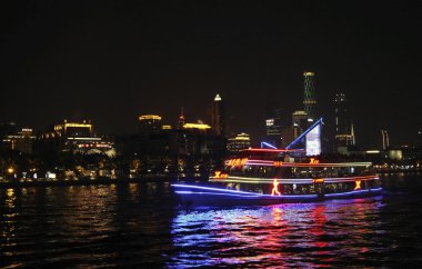 Pearl Nehri tarafından gece taşıma gemisi