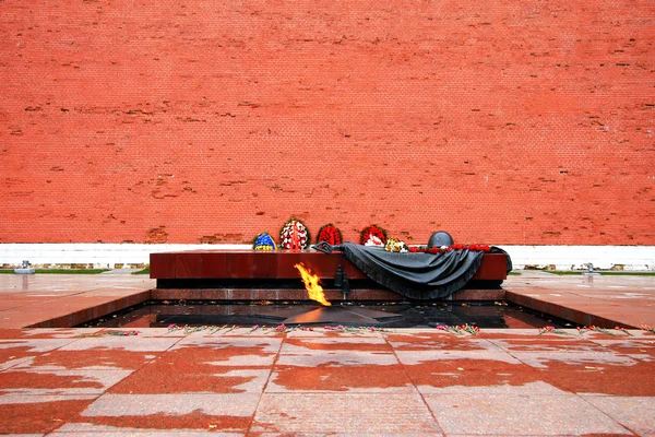 Het graf van de onbekende soldaat op de muur van het kremlin — Stockfoto