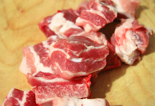 Färskt griskött styckning på trä skrivbordet — Stockfoto