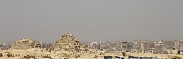 Pyramiderna i Egyptens öken giza — Stockfoto