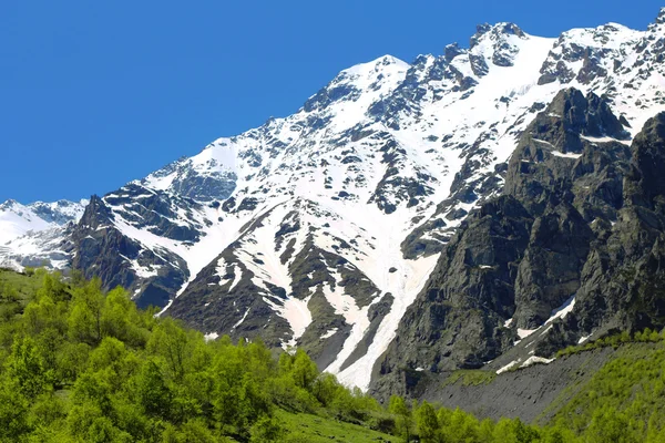 高加索山脉雪和湛蓝的天空下 — 图库照片